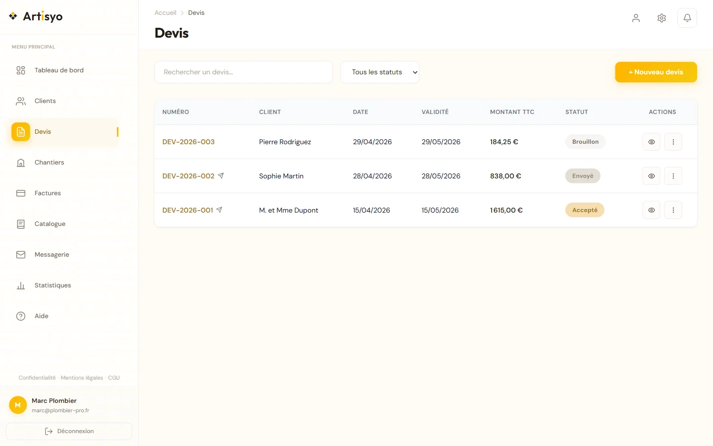 Liste des devis dans l'outil de gestion web Artisyo avec recherche, filtres par statut et actions groupées